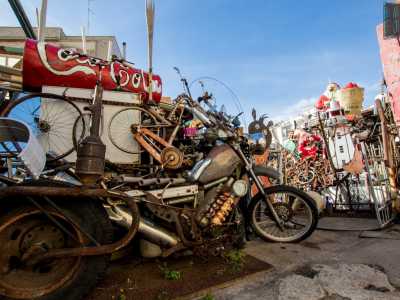 ...la stramba motocicletta costruita con materiale riciclato...